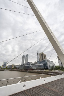 Porto Madero, Buenos Aires, Arjantin 'deki modern köprü ve binaların güzel manzarası