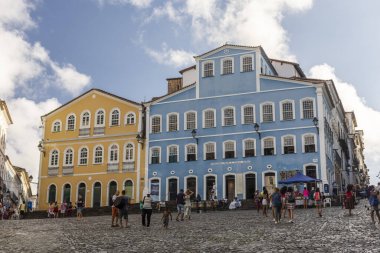 Salvador, Bahia, Brezilya 'nın tarihi şehir merkezinde renkli binaların ve evlerin güzel manzarası