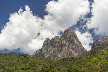 Tres Pcos, Rio de Janeiro, Brezilya 'da yeşil yağmur ormanlarıyla kayalık dağın güzel manzarası