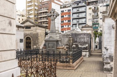 Recoleta Mezarlığı, Buenos Aires, Arjantin 'deki mezarlara ve yeraltı mezarlarına bakın.