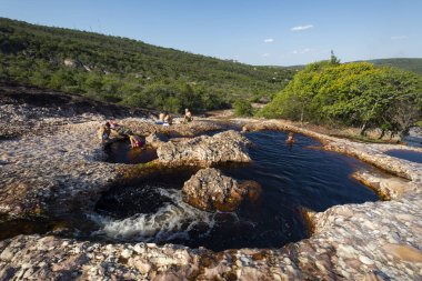 Kayalık arazide güzel bir şelale Chapada Diamantina, Bahia, Brezilya