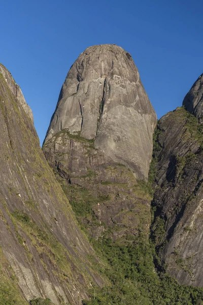 Bela Vista Para Picos Montanha Rochosos Sobre Floresta Tropical Verde — Fotografia de Stock