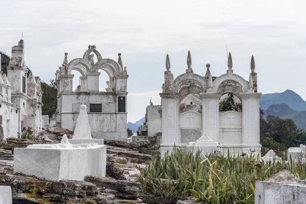 Gyönyörű Kilátás Fehér Bizánci Stílusú Sírkövek Hegyoldalon Santa Izabel Temetőben — Stock Fotó