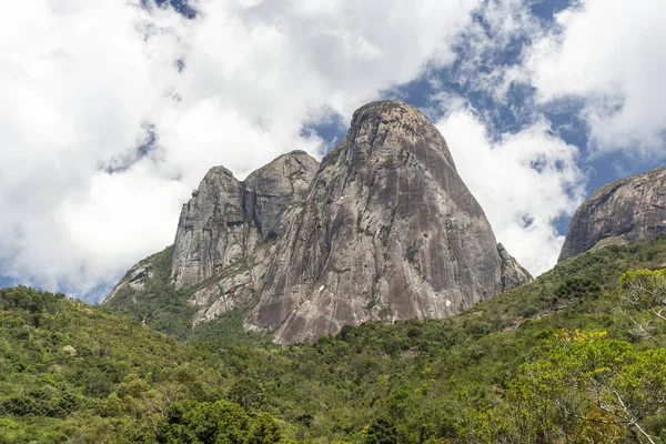 Bela Paisagem Pico Montanhoso Rochoso Com Floresta Tropical Verde Tres — Fotografia de Stock