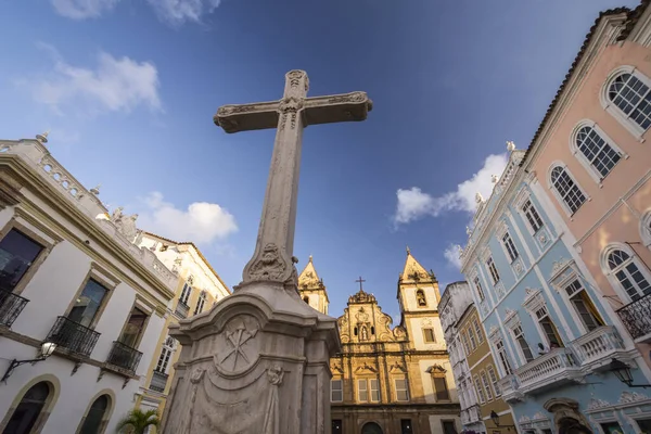 Piękny Widok Duży Krzyż Stary Kościół Kolonialny Zabytkowym Centrum Salvador — Zdjęcie stockowe