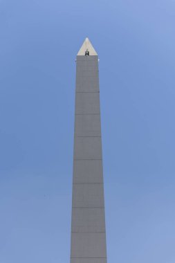 Buenos Aires 'in merkezinde, mavi gökyüzünün altındaki tarihi dikilitaşın güzel manzarası, Arjantin