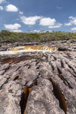 Kayalık arazide güzel bir şelale Chapada Diamantina, Bahia, Brezilya