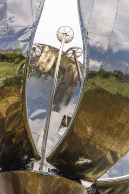 Recolate bölgesinde Floralis Generica 'nın büyük çelik çiçek anıtı, Buenos Aires, Arjantin