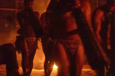 Amazon yerli kabilesi gece kulübesinde geleneksel müzik eşliğinde dans ediyor, Amazonlar, Brezilya