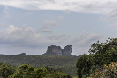 Cerrado manzarası, Chapada Diamantina, Bahia, Brezilya üzerine tuhaf bir formatla dağdan dağa bakın