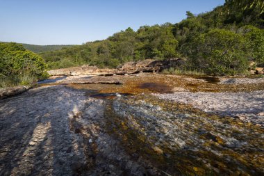 Kayalık arazide güzel bir şelale Chapada Diamantina, Bahia, Brezilya