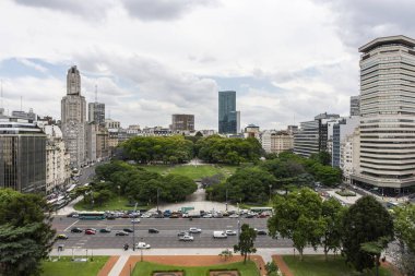 Kulenin tepesinden yeşil alana ve Buenos Aires, Arjantin 'deki binalara güzel bir manzara.