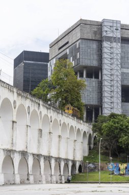 Brezilya 'nın Rio de Janeiro kentindeki Arcos da Lapa (Lapa Aqueduct) üzerinde geleneksel sarı tramvay