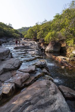 Kayalık nehir üzerinde güzel bir şelale, Chapada Diamantina, Bahia, Brezilya