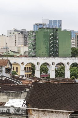 Beyaz ve eski tarihi Arcos da Lapa (Lapa Aqueduct) Rio de Janeiro, Brezilya şehir merkezinde
