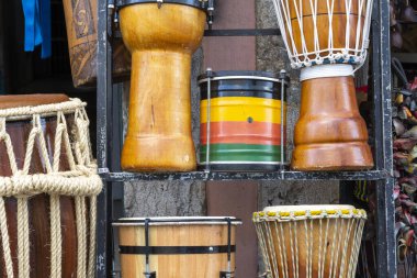 Salvador, Bahia, Brezilya 'nın tarihi şehir merkezinde müzik ve capoeira aletleri ve satılık aletler