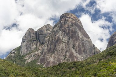 Tres Pcos, Rio de Janeiro, Brezilya 'da yeşil yağmur ormanlarıyla kayalık dağın güzel manzarası