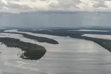 Anavilhanas, Amazonlar, Brezilya 'nın Negro River yeşil Amazon adası takımadalarına güzel bir hava manzarası