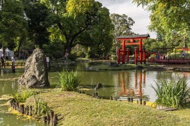Palermo, Buenos Aires, Arjantin 'deki Japon Bahçeleri' nin kırmızı kapısına güzel bir manzara.