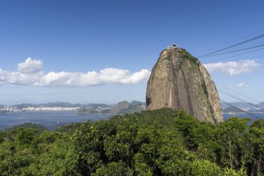 Sugar Loaf Dağı teleferiğinden şehre ve okyanusa güzel bir manzara, Rio de Janeiro, Brezilya