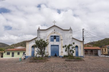 Küçük tarihi taşra köyü Chapada Diamantina, Bahia, Brezilya 'daki sömürgeci eski kilise cephesine bakın.