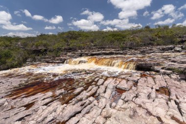 Kayalık arazide güzel bir şelale Chapada Diamantina, Bahia, Brezilya