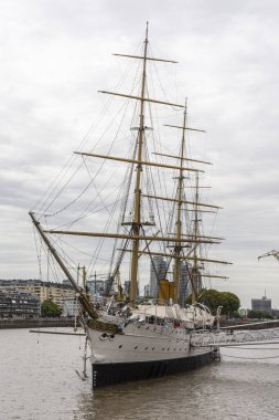 Puerto Madero, Buenos Aires, Arjantin 'deki tarihi firkateyn gemisi ve binalarına güzel bir manzara.