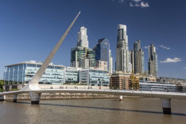 Porto Madero, Buenos Aires, Arjantin 'deki modern köprü ve binaların güzel manzarası