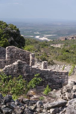 Küçük tarihi köy Chapada Diamantina, Bahia, Brezilya 'daki kayalık ev kalıntılarına bakın.