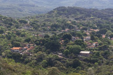 Cerrado bitkileriyle dağlarda küçük bir köy, Chapada Diamantina, Bahia, Brezilya