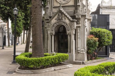 Recoleta Mezarlığı, Buenos Aires, Arjantin 'deki mezarlara ve yeraltı mezarlarına bakın.