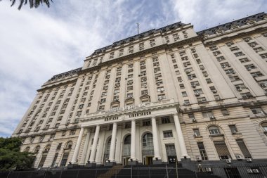 Buenos Aires 'in merkezindeki tarihi Savunma Bakanlığı binasına bakın.