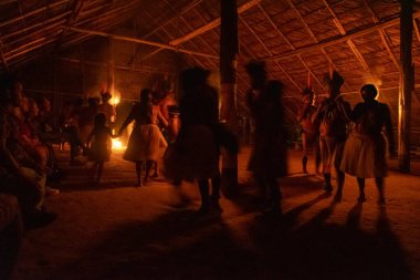 Amazon yerli kabilesi gece kulübesinde geleneksel müzik eşliğinde dans ediyor, Amazonlar, Brezilya