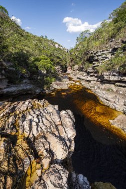 Cerrado manzarasında koyu suları olan güzel doğal nehir, Chapada Diamantina, Bahia, Brezilya