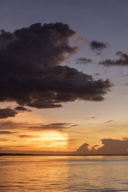 Güzel Amazon günbatımı Negro Nehri 'nin suları üzerinde renkli bulutlar, Amazonlar, Brezilya