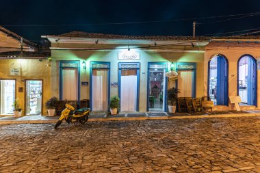 Küçük bir köyün tarihi merkezindeki eski sömürge binası cephesi, Chapada Diamantina, Bahia, Brezilya