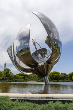Recolate bölgesinde Floralis Generica 'nın büyük çelik çiçek anıtı, Buenos Aires, Arjantin