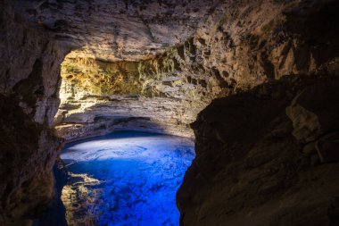 Muhteşem ve güzel mavi su havuzu kayalık mağaranın içinde, Chapada Diamantina, Bahia, Brezilya