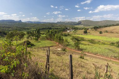 Kırsal kesimdeki güzel tarlalar ve dağlar Chapada Diamantina, Bahia, Brezilya