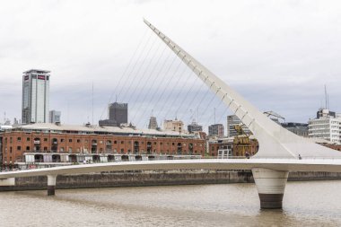 Porto Madero, Buenos Aires, Arjantin 'deki modern köprü ve binaların güzel manzarası