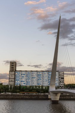 Puerto Madero, Buenos Aires, Arjantin 'deki modern köprü ve binaların güzel günbatımı manzarası