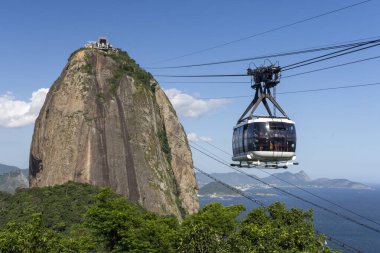 Sugar Loaf Dağı teleferiğinden şehre ve okyanusa güzel bir manzara, Rio de Janeiro, Brezilya