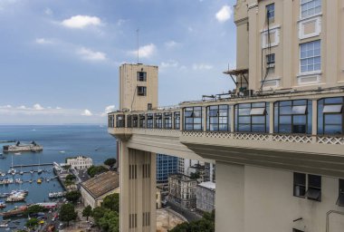 Salvador, Bahia, Brezilya 'nın tarihi şehir merkezindeki Lacerda Asansörü' ne güzel bir manzara
