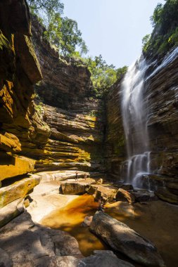 Chapada Diamantina, Bahia, Brezilya 'daki kayalık kanyonda büyük doğal şelalenin güzel manzarası