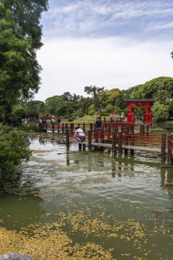 Palermo, Buenos Aires, Arjantin 'deki Japon Bahçeleri parkındaki kırmızı köprüye güzel bir manzara.