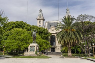 Heykeli ve ağaçları olan eski tarihi gümrük binasının güzel manzarası, Buenos Aires şehir merkezi, Arjantin