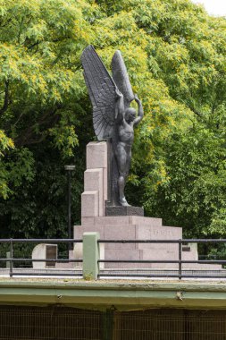 Buenos Aires, Arjantin 'deki yeşil parktaki tarihi heykele güzel bir manzara