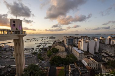 Salvador, Bahia, Brezilya 'nın tarihi şehir merkezinde gün batımında Lacerda Lift' e güzel bir manzara