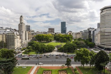 Kulenin tepesinden yeşil alana ve Buenos Aires, Arjantin 'deki binalara güzel bir manzara.