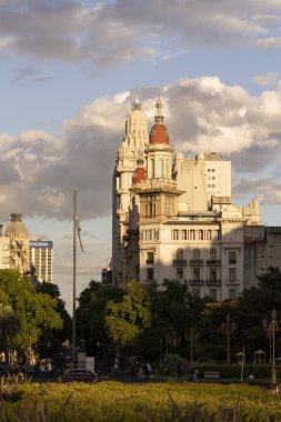 Buenos Aires 'in merkezindeki tarihi bina kulelerinin güzel manzarası, Arjantin